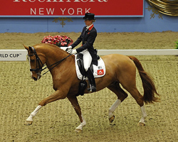Die gebürtige Deutsche Laura Bechtolsheimer (Großbritannien) hat mit Mistral Hojris die Grand Prix-Kür der Weltcupserie der Westeuropaliga in London gewonnen. Foto: Kit Houghton